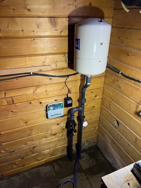 Drukvat met besturing en kleppen in houten schuur