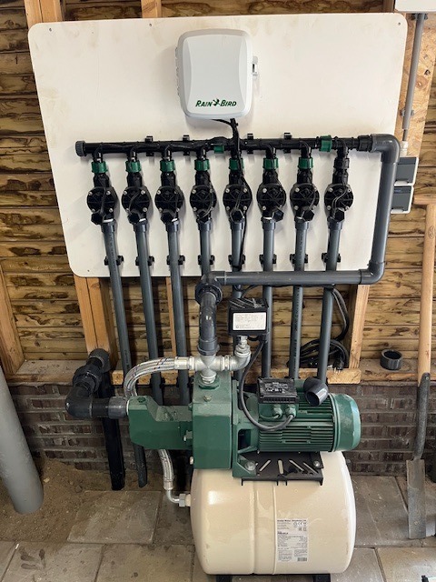 Professionele installatie met Rain Bird controller, kleppen en pomp